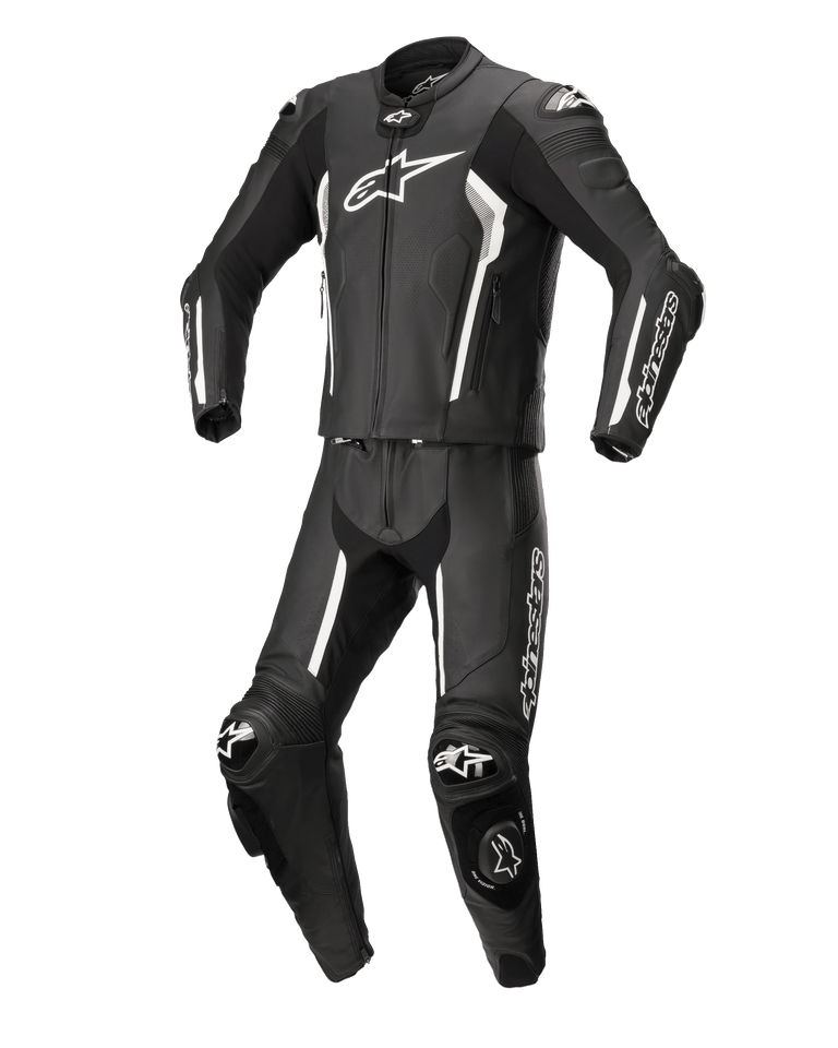 Mono de cuero de dos piezas Alpinestars Missile V2, negro y blanco, traje de competición profesional para motocicleta, construcción en cuero de primera calidad con detalles y logotipos blancos, incluye protecciones y deslizadores de rodilla, diseño aerodinámico elegante