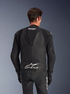 Alpinestars GP Force V2 Leather Suit- 2Piece, negro, vista trasera del piloto, con paneles de cuero perforado, joroba aerodinámica con marca GP Force y logotipo blanco de Alpinestars con el texto Tech-Air Ready en la parte inferior de la espalda.