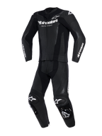 Traje de cuero de 2 piezas Alpinestars GP Force V2, negro, vista frontal, paneles de cuero perforado, logotipos de Alpinestars en blanco en el pecho y las mangas, deslizadores de rodilla integrados, equipamiento de alto rendimiento para pista y conducción deportiva