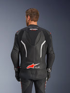 Traje de cuero de 2 piezas Alpinestars GP Force V2, negro, blanco y rojo fluo, vista trasera de la chaqueta de cuero, con el logotipo Tech-Air Ready, detalles en blanco, paneles de cuero perforado y acordeón elástico para movilidad.