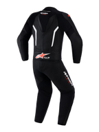 Alpinestars GP Force V2 Leather Suit 2-Piece, traje de carreras de motociclismo, negro, blanco y rojo flúor, vista posterior que muestra la joroba aerodinámica, logotipo Tech-Air Ready en la parte baja de la espalda, paneles de cuero perforado para ventilación y logotipos de Alpinestars en las piernas y el cuello.