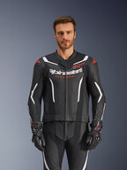 Traje de cuero Alpinestars GP Force V2 de 2 piezas, negro, blanco y rojo fluo, vista frontal de modelo masculino usando el traje de cuero perforado con guantes negros a juego, con detalles blancos angulares y marca Alpinestars en el pecho