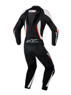 Traje de cuero Alpinestars Stella GP-R7 de 2 piezas para mujer, vista trasera, negro, blanco y rojo flúor, con joroba aerodinámica, paneles de acordeón y cuero perforado para un rendimiento de competición profesional.