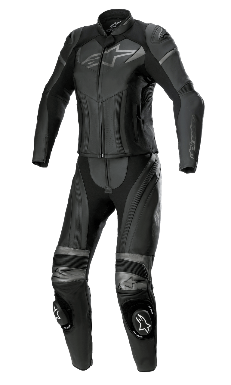 Mono de cuero de dos piezas para mujer Alpinestars Stella GP Plus, negro gris metálico, con logotipos grises de Alpinestars en el pecho y las rodillas, paneles elásticos de cuero en acordeón y deslizaderas de rodilla, equipamiento de competición profesional diseñado con un ajuste específico para la mujer