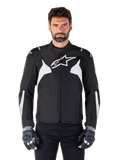 Alpinestars T-Jaws V4 Waterproof Jacket, chaqueta de moto deportiva de textil para hombre, negra y blanca, con logo de estrella blanco en el pecho, detalles blancos en los hombros y franjas en los antebrazos, cuello alto y ajuste atlético para carretera