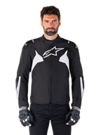 Alpinestars T-Jaws V4 Waterproof Jacket, chaqueta de moto deportiva de textil para hombre, negra y blanca, con logo de estrella blanco en el pecho, detalles blancos en los hombros y franjas en los antebrazos, cuello alto y ajuste atlético para carretera