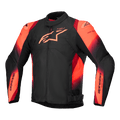 Alpinestars T-SP 1 V2 Waterproof Jacket, chaqueta de moto, negra y rojo flúor, con cuello alto y mangas largas, logotipo de Alpinestars destacado en el pecho y marca en las mangas, diseño textil deportivo con detalles en rojo anaranjado vibrante, construcción impermeable con deslizadores en los hombros