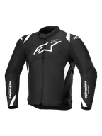 Chaqueta impermeable Alpinestars T-SP 1 V2, chaqueta de moto textil, negro y blanco, con un gran logotipo blanco de Astars en el pecho, logotipos en las mangas y los hombros, y una silueta técnica de inspiración deportiva