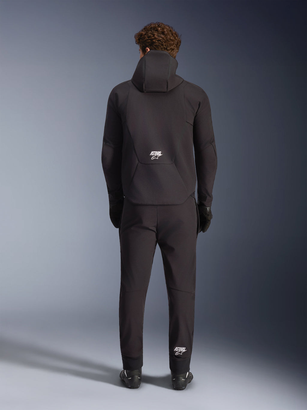Chaqueta Alpinestars Aeroshell WP, sudadera softshell de moto para hombre, negra, vista trasera con logotipo ASTARS blanco.