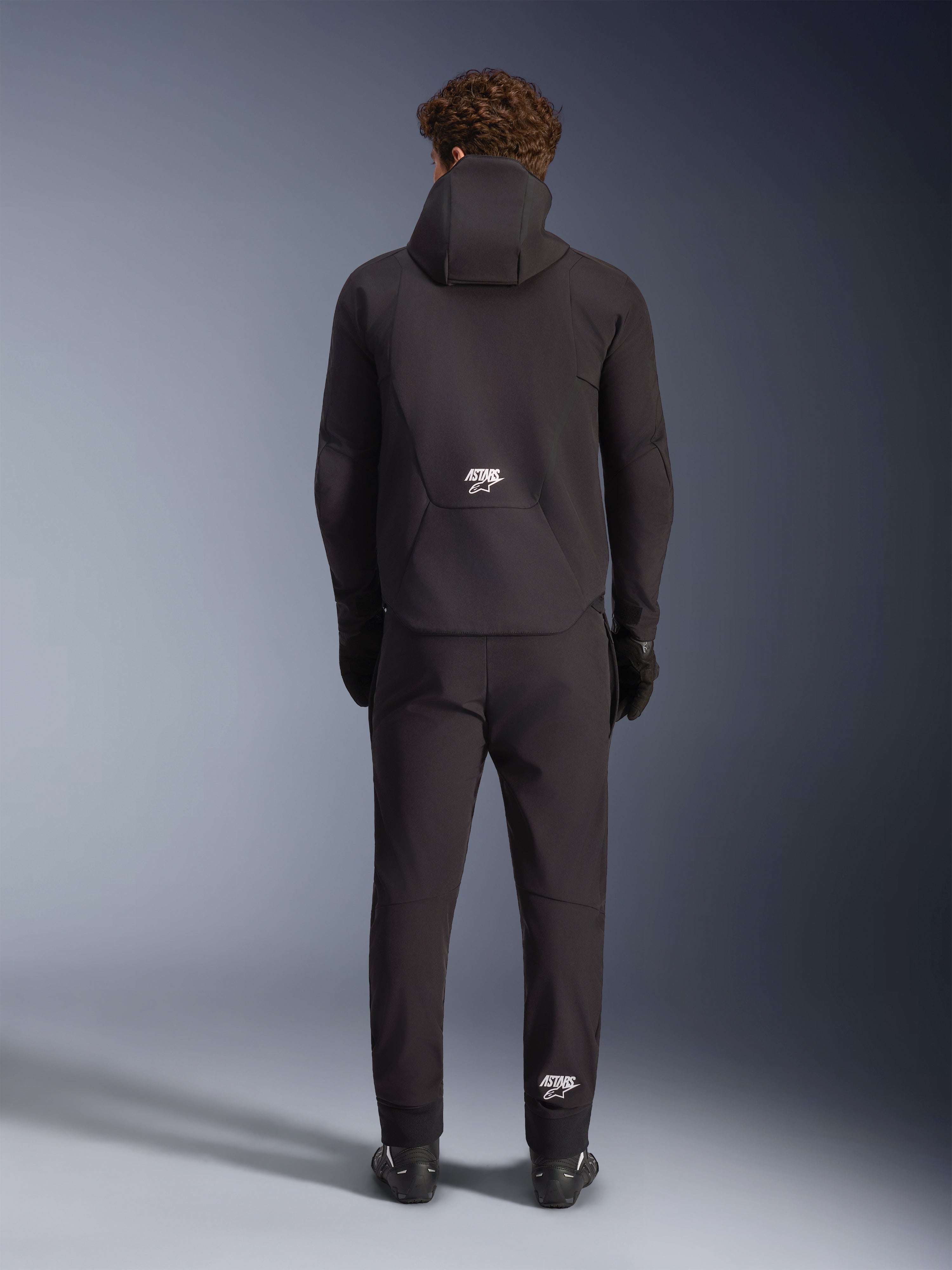 Chaqueta Alpinestars Aeroshell WP, sudadera softshell de moto para hombre, negra, vista trasera con logotipo ASTARS blanco.