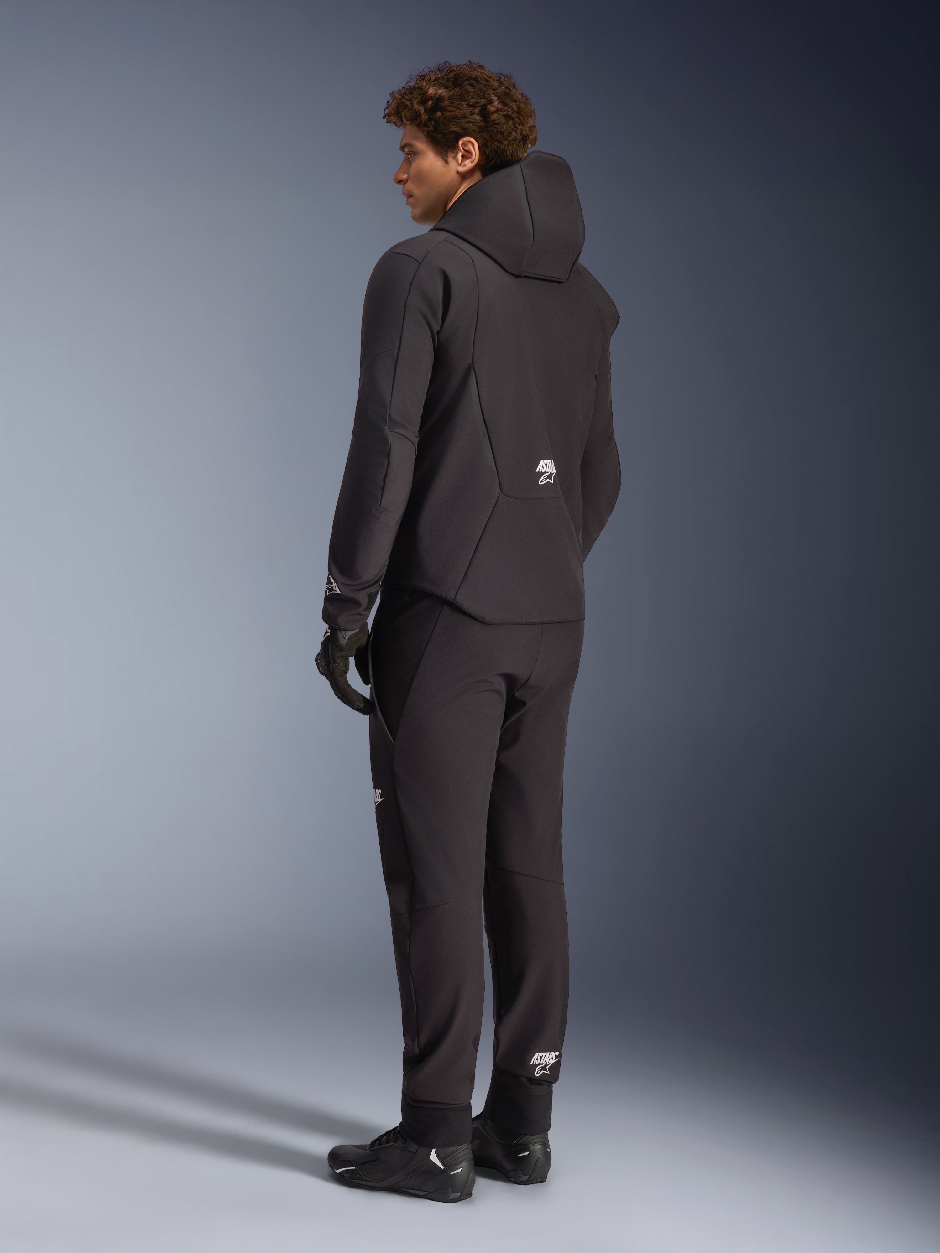 Alpinestars chaqueta Aeroshell impermeable, sudadera de moto para hombre, negra, textil softshell, vista trasera en modelo.
