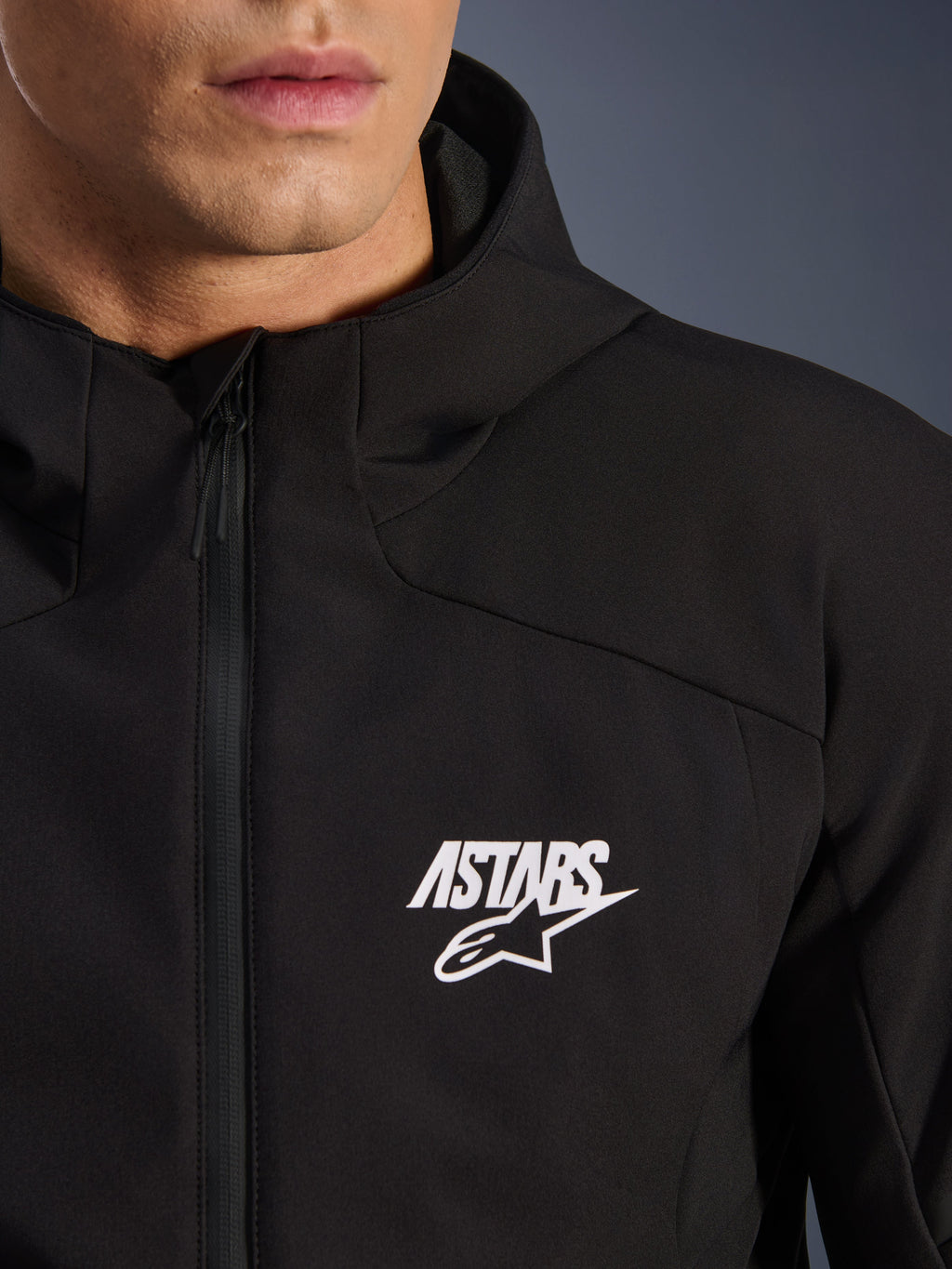 Alpinestars Aeroshell Waterproof, softshell de moto negro para hombre con logo ASTARS blanco y cremallera impermeable.