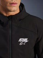 Alpinestars Aeroshell Waterproof, softshell de moto negro para hombre con logo ASTARS blanco y cremallera impermeable.