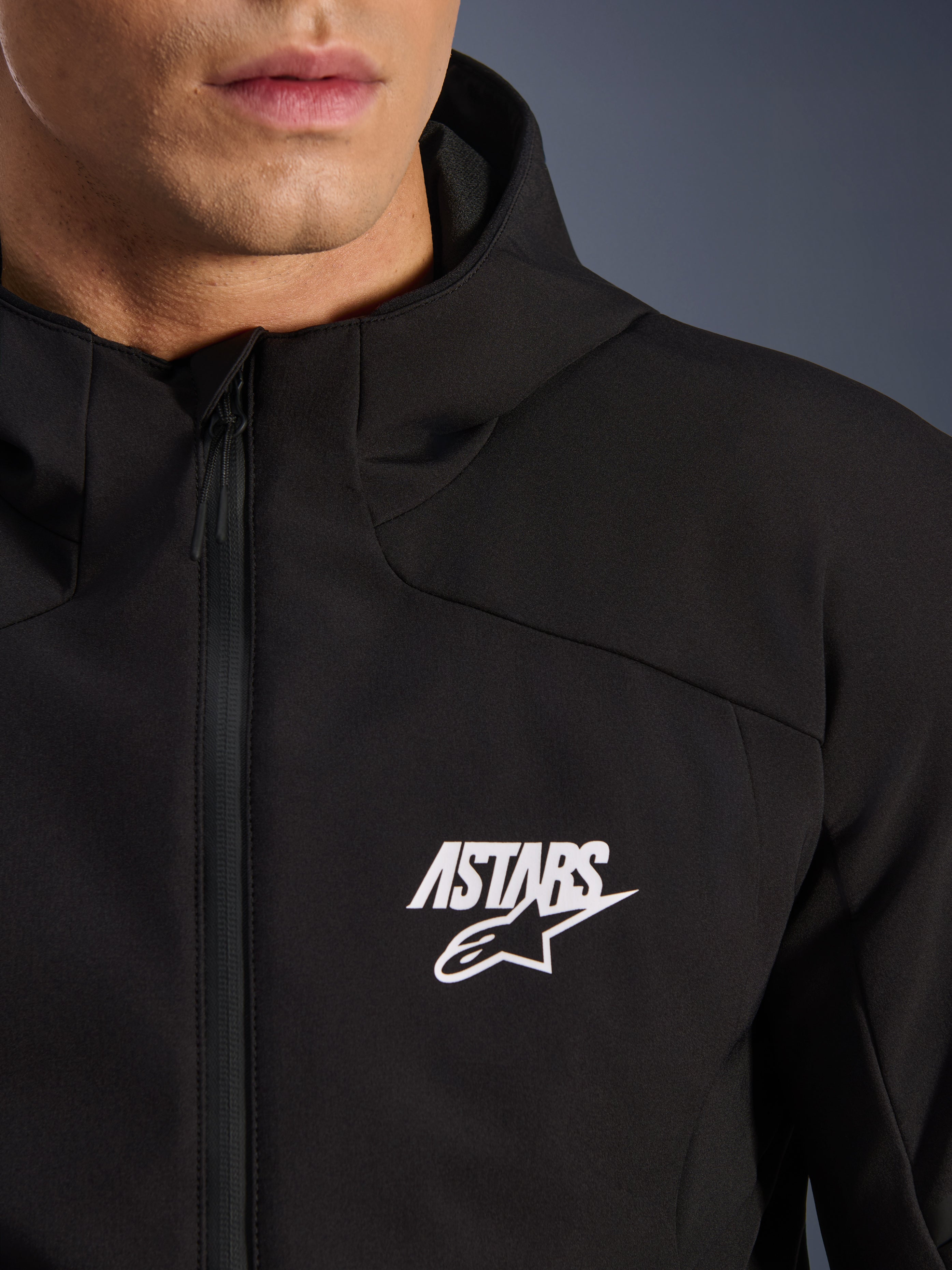 Alpinestars Aeroshell Waterproof, softshell de moto negro para hombre con logo ASTARS blanco y cremallera impermeable.
