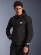 Alpinestars Aeroshell Waterproof, chaqueta de moto para hombre, negra, softshell impermeable con capucha y logos blancos.