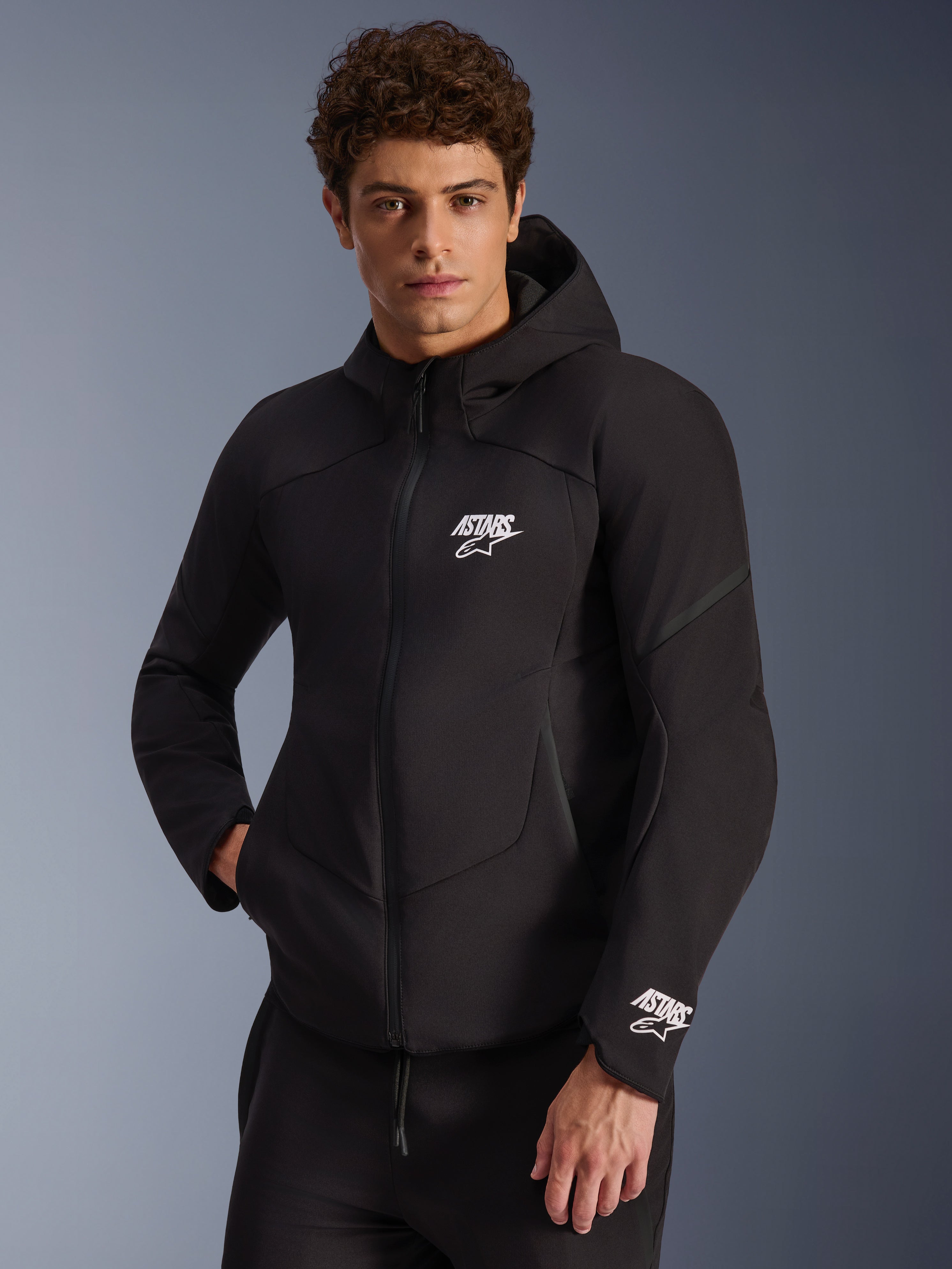 Alpinestars Aeroshell Waterproof, chaqueta de moto para hombre, negra, softshell impermeable con capucha y logos blancos.