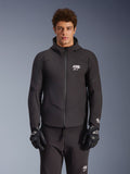 Chaqueta Alpinestars Aeroshell Impermeable, chaqueta de moto urbana para hombre, negra, textil softshell con capucha integrada y logotipos blancos.