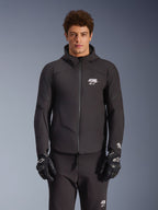 Chaqueta Alpinestars Aeroshell Impermeable, chaqueta de moto urbana para hombre, negra, textil softshell con capucha integrada y logotipos blancos.