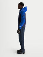 Alpinestars Aeroshell Wp Chaqueta, chaqueta de moto para hombre en azul marino y azul brillante, con capucha integrada y diseño de softshell elástico, vista de perfil en modelo