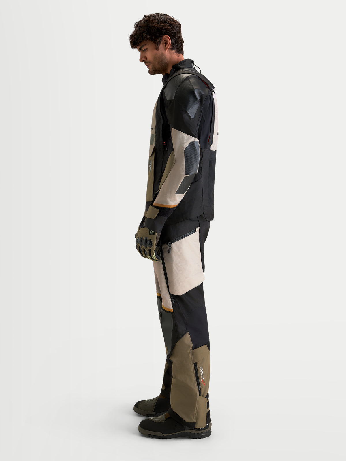 Alpinestars Harok V2 Drystar, chaqueta de moto adventure para hombre en aluminio, nogal y negro, con ventilación modular y protección certificada CE, vista lateral en modelo