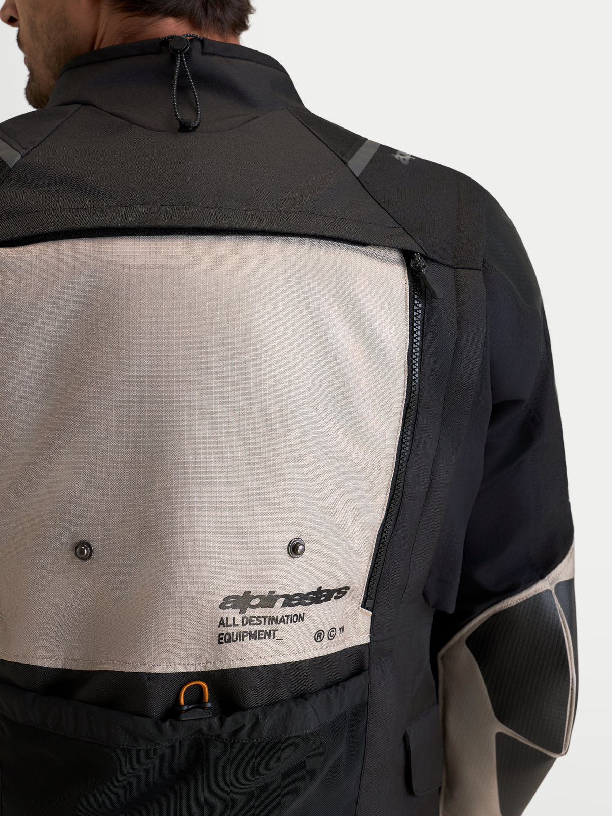 Harok V 2 Drystar Chaqueta de Alpinestars, chaqueta de moto de aventura para hombre, vista trasera con panel de ventilación modular de aluminio y negro, construcción de ripstop