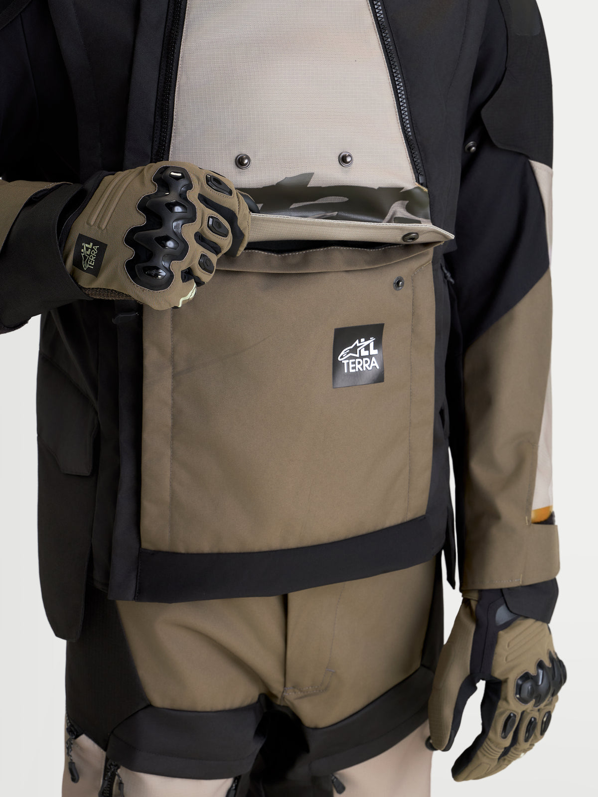 Alpinestars Harok V2 Drystar, chaqueta de moto para adventure de hombre, aluminio, marrón y negro, con detalle de bolsillo frontal y guantes de protección