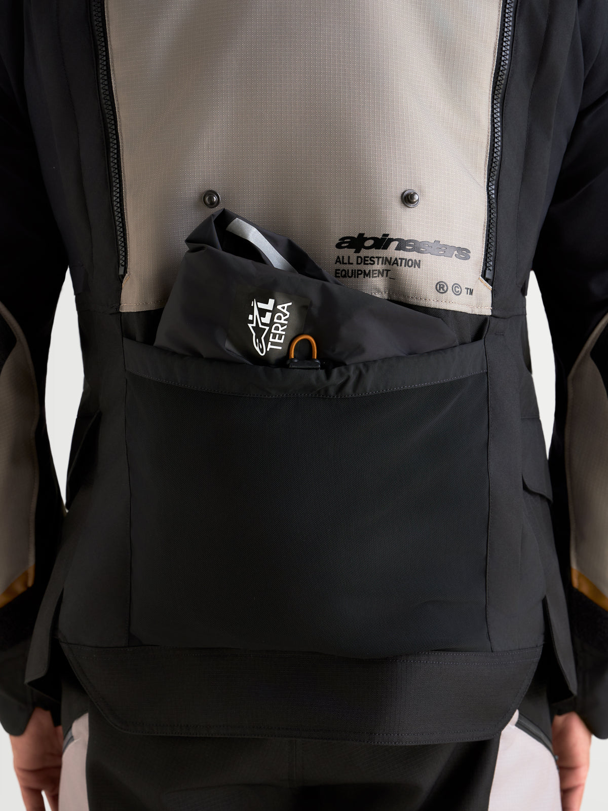 Harok V 2 Drystar chaqueta de moto, detalle del bolsillo de almacenamiento trasero y ventilación, aluminio, marrón y negro, con marca Alpinestars All Destination Equipment