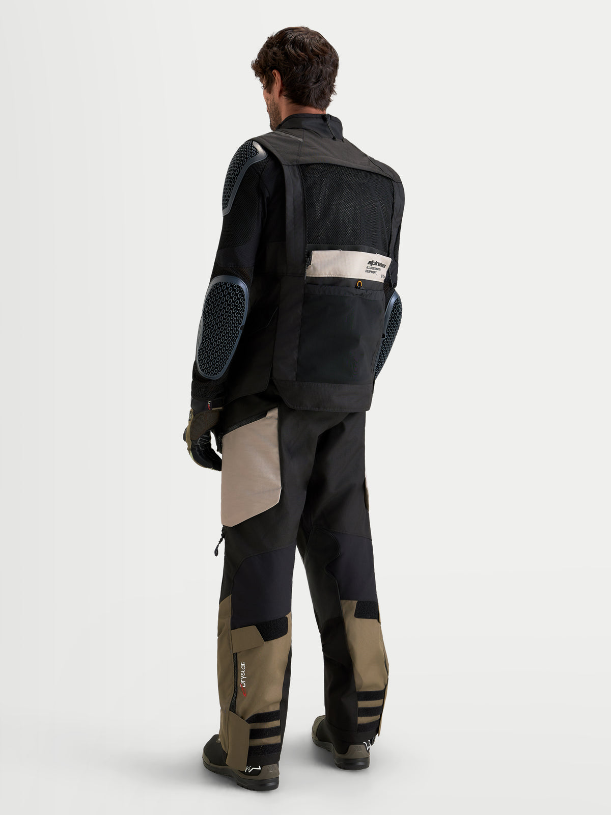 Alpinestars Harok V2 Drystar, chaqueta de moto para adventure de hombre, aluminio, nogal y negro, vista trasera con protección en hombros y codos, paneles de ventilación de malla y construcción de ripstop duradero