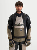 Alpinestars Harok V2 Drystar, chaqueta de moto para hombre de aventura, aluminio, marrón y negro, con capa impermeable textil y protección con certificación CE, vestida por un modelo