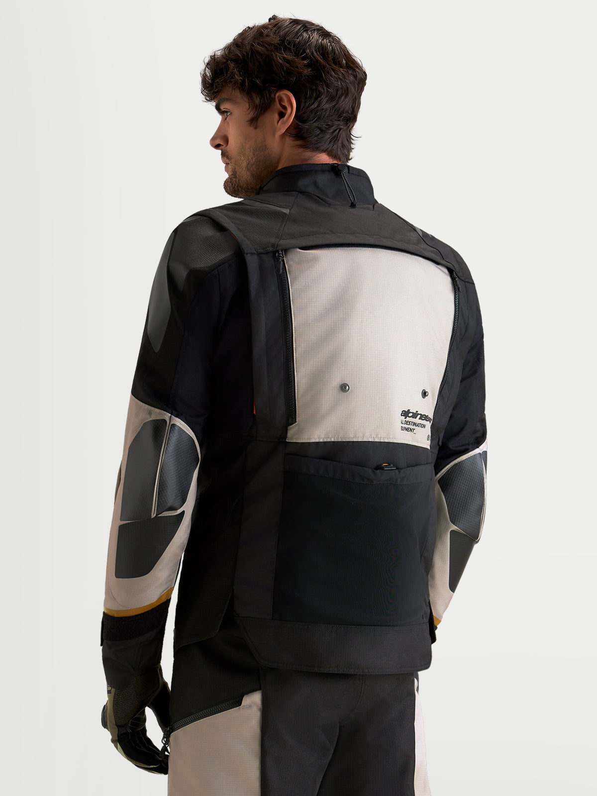 Harok V 2 Drystar Chaqueta de moto de aventura para hombre, aluminio, marrón y negro, vista trasera en modelo con paneles de ventilación