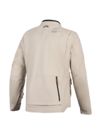 Chaqueta Alpinestars Borrego Drystar®, chaqueta de moto, gris cálido, vista trasera con un gran compartimento posterior con cremallera, confección en lona textil duradera con la marca Alpinestars en el hombro, diseño listo para la aventura