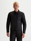 Alpinestars C-1 Waterproof Chaqueta, chaqueta de moto urbana para hombre, negra, vista frontal en modelo que muestra la construcción textil impermeable y el cuello alto