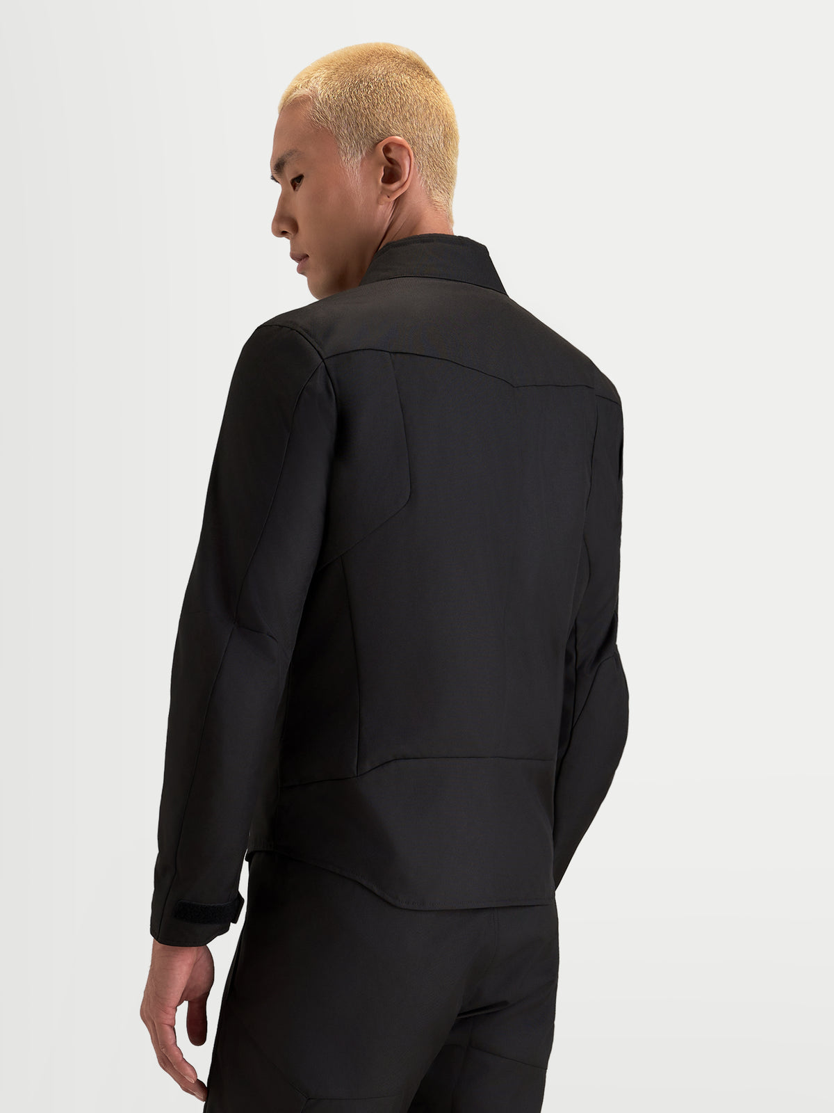 Alpinestars C-1 Waterproof Chaqueta, chaqueta de moto urbana contemporánea para hombre, negra, vista trasera de tres cuartos que muestra el patrón trasero 3D y cuello de acabado suave en un modelo