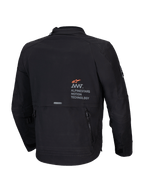 Alpinestars Chaqueta AMT-8 Stretch Drystar® XF, chaqueta de moto para adventure-touring de hombre, negra, vista trasera que muestra la marca AMT y el bolsillo utilitario de carga