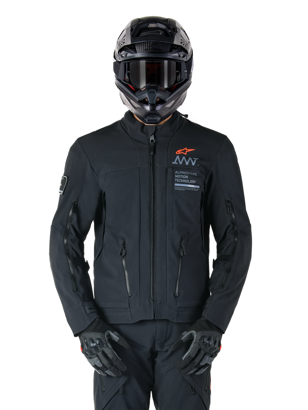 Chaqueta Alpinestars AMT-8 Stretch Drystar® XF, chaqueta de moto negra con logotipo naranja de Alpinestars y marca AMT en gris, cuello alto con cremallera frontal y ventilaciones, combinada con casco y guantes negros, equipamiento de protección para adventure touring