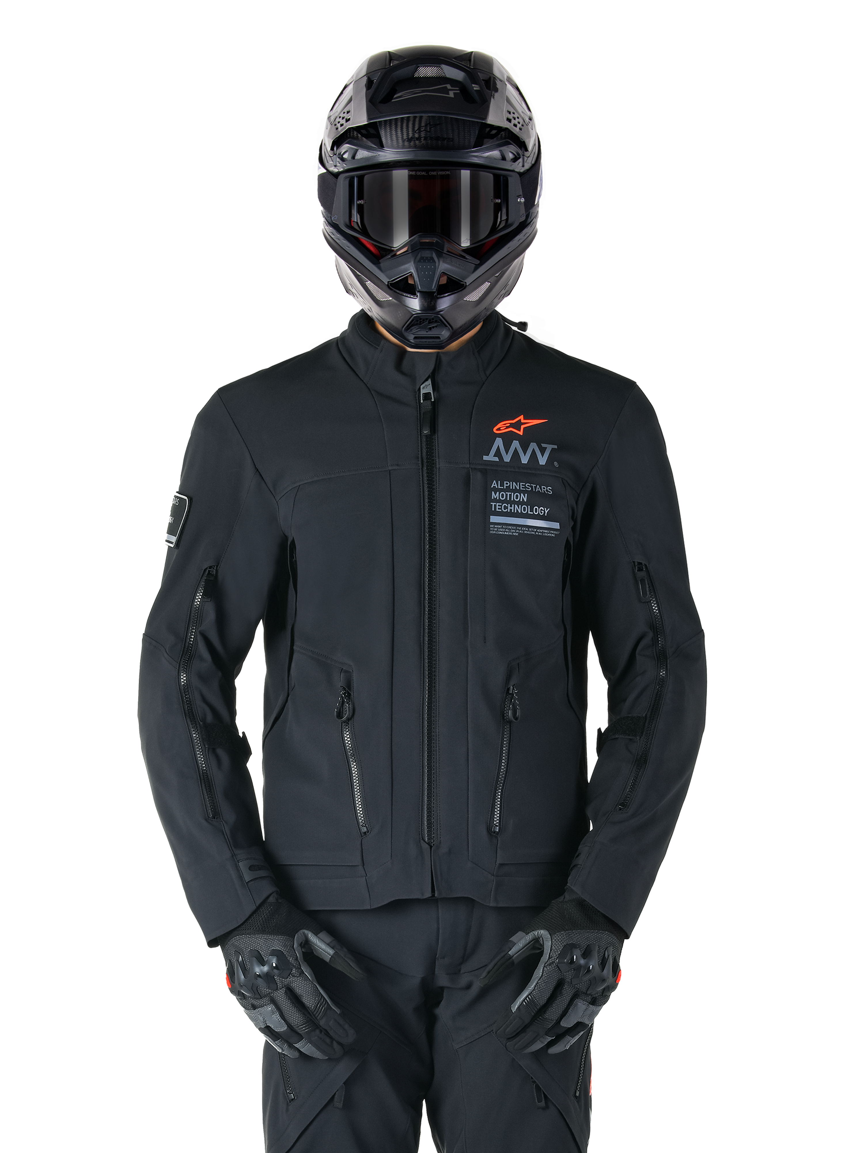 Chaqueta Alpinestars AMT-8 Stretch Drystar® XF, chaqueta de moto negra con logotipo naranja de Alpinestars y marca AMT en gris, cuello alto con cremallera frontal y ventilaciones, combinada con casco y guantes negros, equipamiento de protección para adventure touring