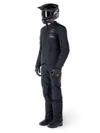 Chaqueta Alpinestars AMT-8 Stretch Drystar® XF, chaqueta de moto de aventura, negra, usada con pantalones a juego, casco y guantes, con la marca Alpinestars Motion Technology y detalles en naranja, construcción elástica duradera para conducción de aventura