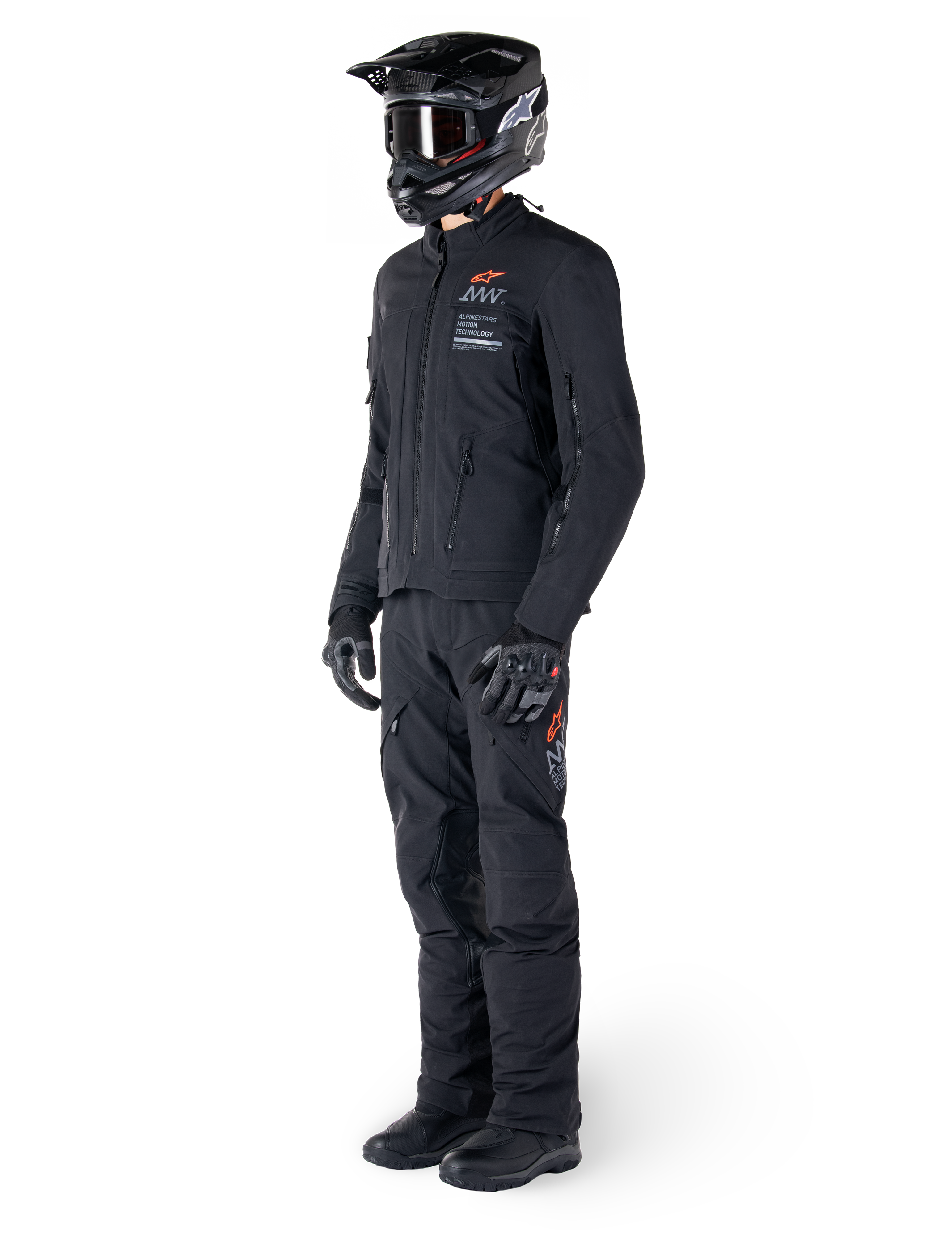 Chaqueta Alpinestars AMT-8 Stretch Drystar® XF, chaqueta de moto de aventura, negra, usada con pantalones a juego, casco y guantes, con la marca Alpinestars Motion Technology y detalles en naranja, construcción elástica duradera para conducción de aventura
