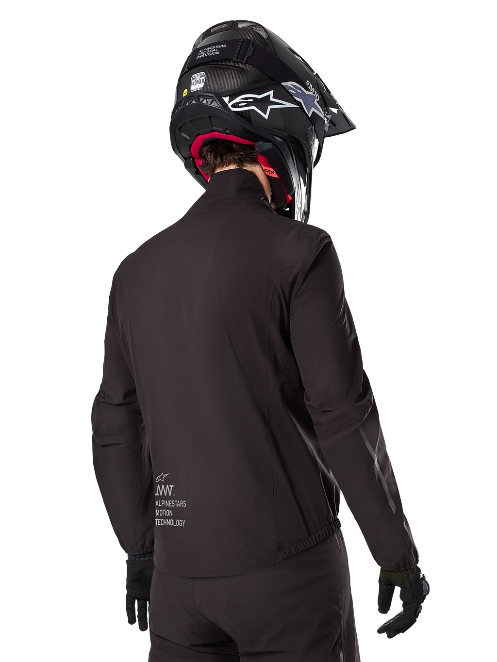 Alpinestars AMT-8 Stretch Drystar® XF Liner, forro de chaqueta impermeable negro, vista trasera de un piloto con casco y guantes negros, con el logotipo Alpinestars Motion Technology en la parte inferior de la espalda, diseño minimalista y funcional para conducción de aventura.