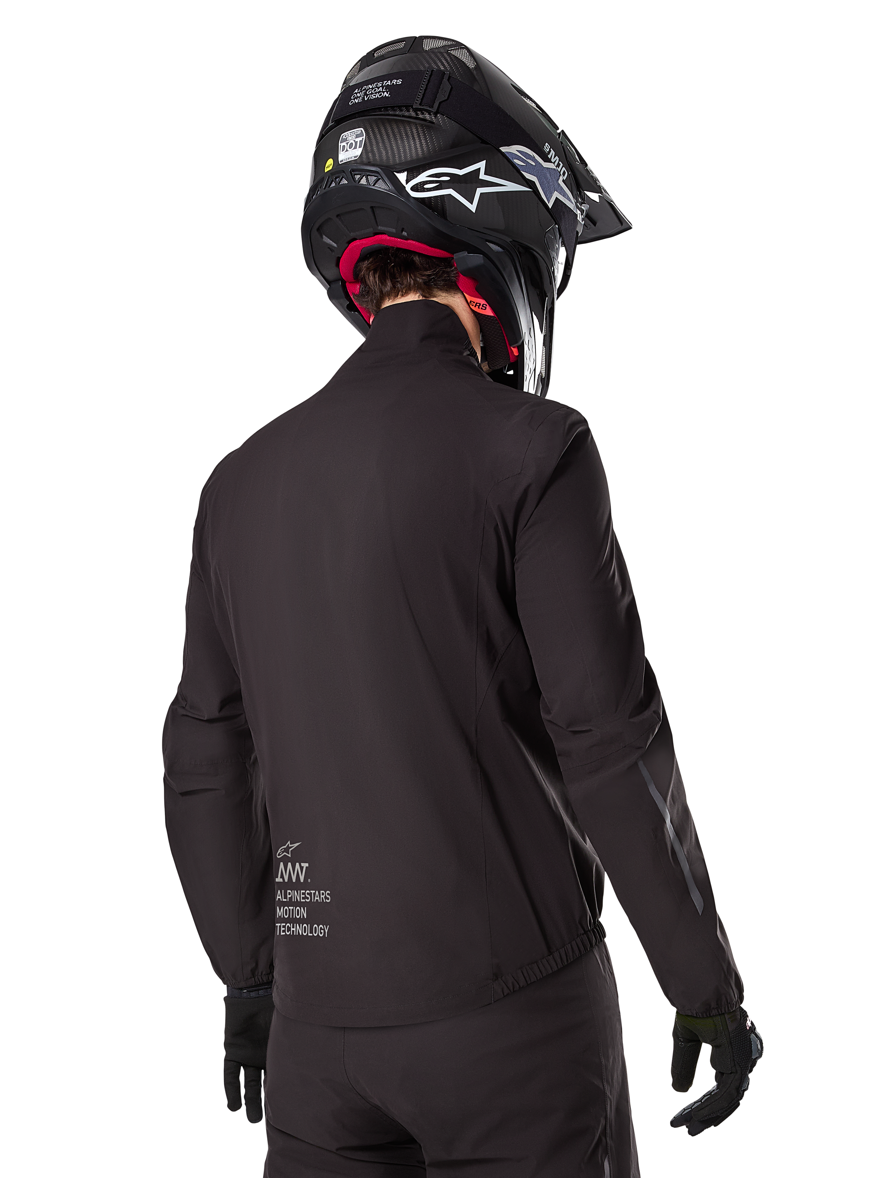 Alpinestars AMT-8 Stretch Drystar® XF Liner, forro de chaqueta impermeable negro, vista trasera de un piloto con casco y guantes negros, con el logotipo Alpinestars Motion Technology en la parte inferior de la espalda, diseño minimalista y funcional para conducción de aventura.