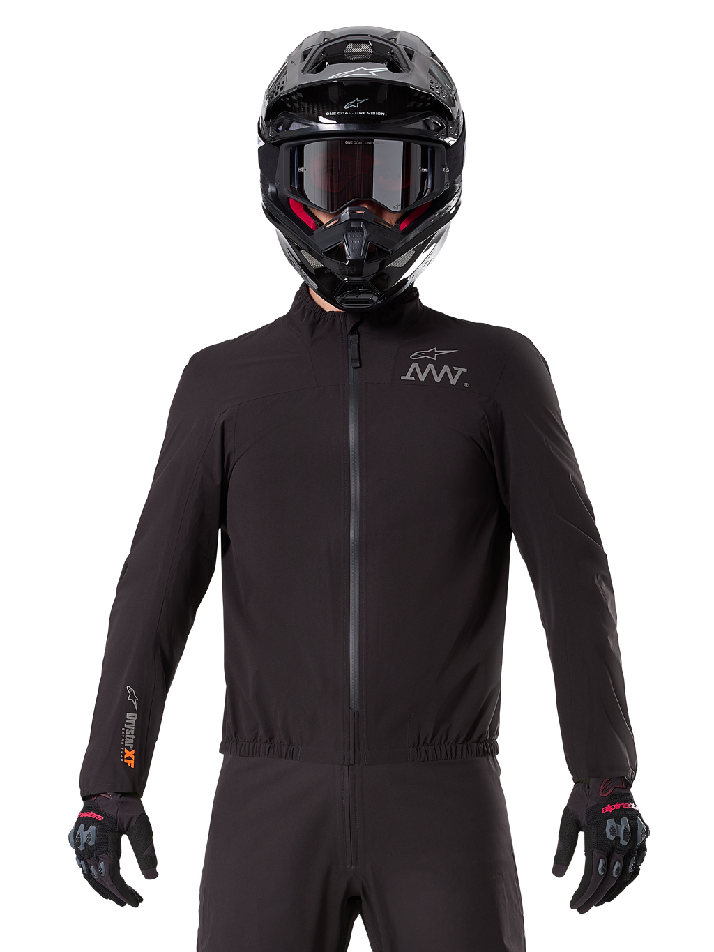 Forro Alpinestars AMT-8 Stretch Drystar® XF, forro de motocicleta impermeable negro, con cremallera frontal y cintura elástica, logotipo AMT en el pecho y marca Drystar XF en la manga, usado con casco y guantes negros.