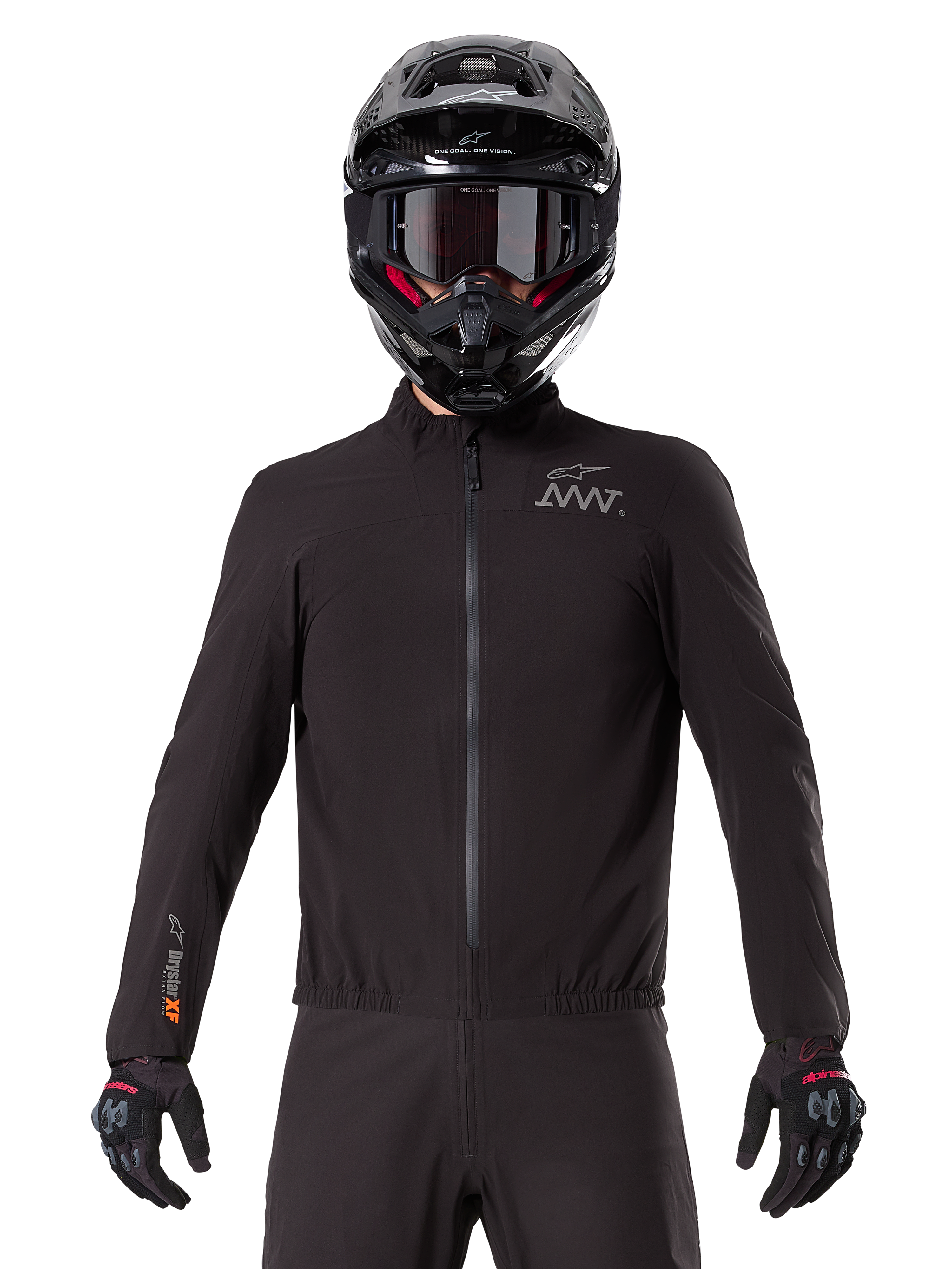 Forro Alpinestars AMT-8 Stretch Drystar® XF, forro de motocicleta impermeable negro, con cremallera frontal y cintura elástica, logotipo AMT en el pecho y marca Drystar XF en la manga, usado con casco y guantes negros.