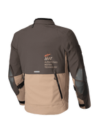 Alpinestars Chaqueta AMT-8 Stretch Drystar® XF, chaqueta de moto adventure touring, marrón oscuro y caqui oscuro, vista trasera con abertura de ventilación trasera y logotipo de Alpinestars Motion Technology