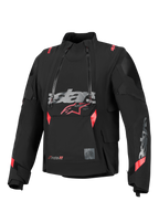 Chaqueta laminada Alpinestars Halo Pro Drystar® XF, negra con detalles en rojo y gris, con dos cremalleras frontales asimétricas impermeables, un gran logotipo en el pecho y un diseño textil técnico modular para conducción de aventura