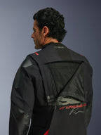 Alpinestars Halo Pro Drystar® XF Laminated Jacket, chaqueta de moto de aventura, Black Dark Shadow, vista posterior con panel de ventilación modular abierto que muestra una amplia zona de malla, logotipo Alpinestars en rojo, distintivo Tech-Air® Ready en el cuello, construcción textil resistente para conducción todoterreno.
