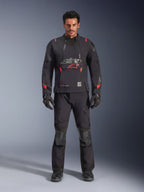 Chaqueta laminada Alpinestars Halo Pro Drystar® XF, negro Dark Shadow con detalles en rojo, conjunto de equipamiento de moto de aventura que incluye pantalones y guantes a juego, diseño textil modular con paneles de ventilación frontales y logo prominente en el pecho.