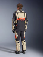 Chaqueta laminada Alpinestars Halo Pro Drystar® XF, Negro Mastic, vista posterior, chaqueta de moto de aventura con un gran logotipo 'astars' naranja en la parte trasera, usada con pantalones técnicos y botas a juego, diseño modular para terrenos versátiles