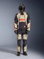 Alpinestars Halo Pro Drystar® XF Laminated Jacket, chaqueta de moto de aventura, Mastic Black, beige y negro con detalles en naranja, usada con pantalones, casco y guantes a juego, diseño técnico con cremalleras impermeables y paneles modulares para conducción en carretera y todoterreno