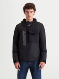 Alpinestars Morfex Parka Waterproof Jacket, chaqueta de moto urbana contemporánea para hombre, negra, vista frontal en un modelo que muestra el estilo de parka modular, capucha integrada y detalles de los bolsillos en el pecho