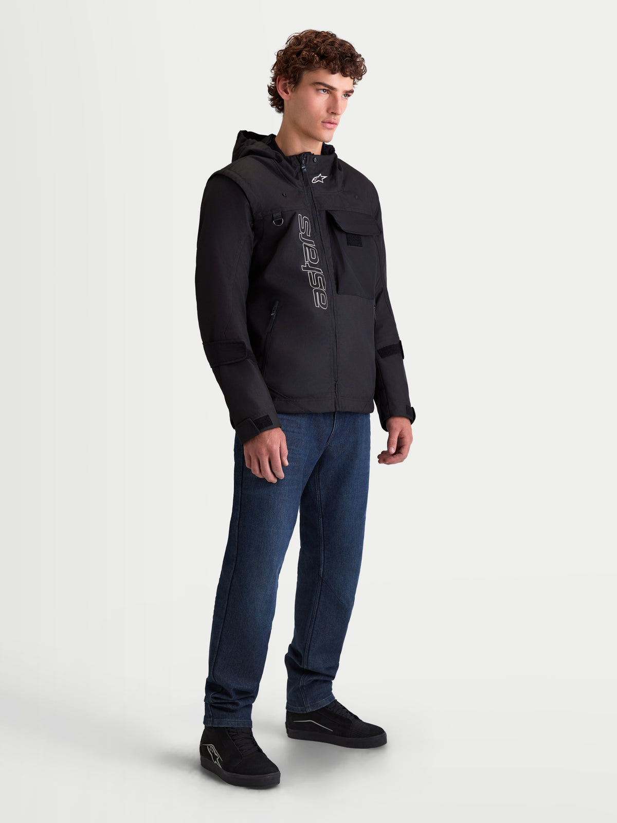 Alpinestars Morfex Parka Wp Jkt, chaqueta de moto urbana contemporánea para hombre en negro, vista de tres cuartos en un modelo que lleva la chaqueta modular con capucha integrada
